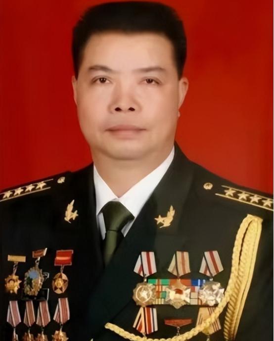 [太阳]1985年，我军侦察兵隆志勇过境侦察，不料被巡逻越军认出，朝他开了一枪，