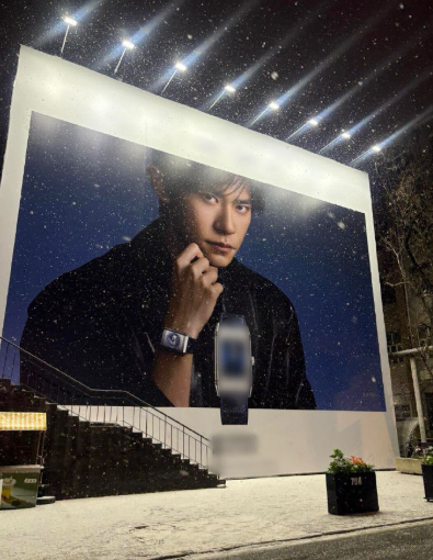 当天空下起大雪你就会收获一个氛围感拉满的易烊千玺！！路上铺满白茫茫的雪，在深蓝色