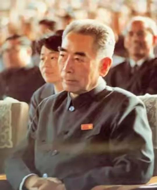 海棠依旧映阶前，风骨长留天地间。
两袖清风昭日月，一生勤政系民艰。
谋篇为国开新