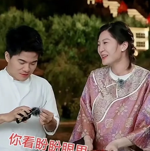 盼盼看见董宇辉眼里都有光了，
董宇辉团队在四川直播，
每个人真的就像打了鸡血一样