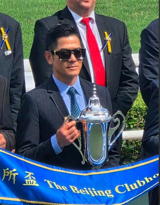 郭富城对赛马是真爱啊！
他有匹超厉害的赛马叫“舞林密码”，花了200万买入，每月