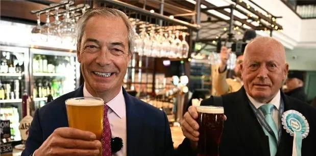 英国报道：一年前，英国民粹主义政治家奈杰尔·法拉奇（Nigel Farage）还
