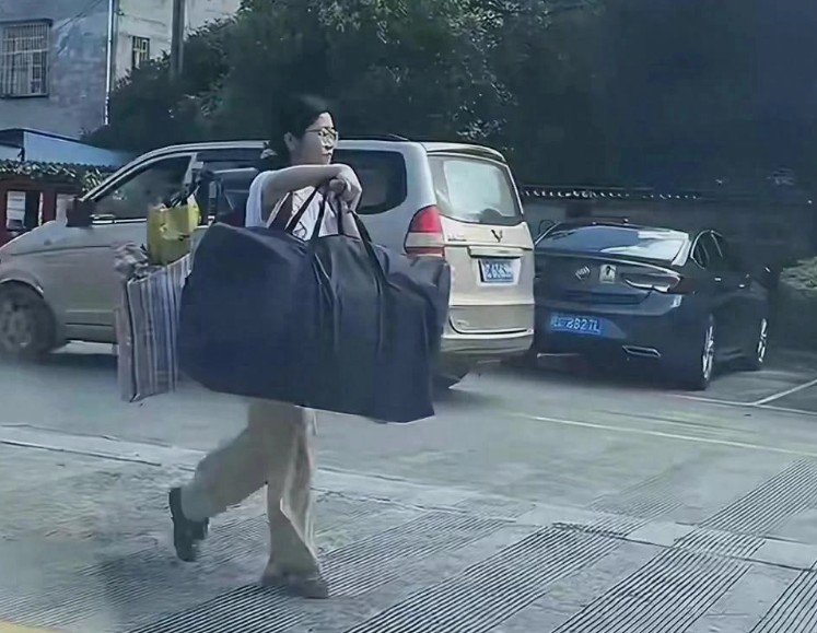 相信扁担女孩这个孩子也会快乐的考上大学，愉快的生活。家贫出孝子。
 
不在于挑多