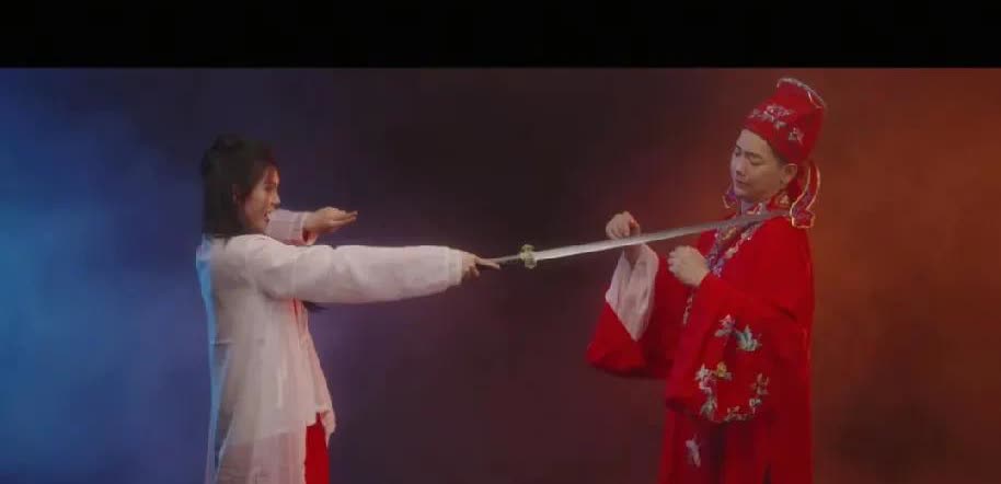 熙宝演谐星成功了。
那么悲伤的台词，
你全程都没笑，
却成功地把朋友们逗笑