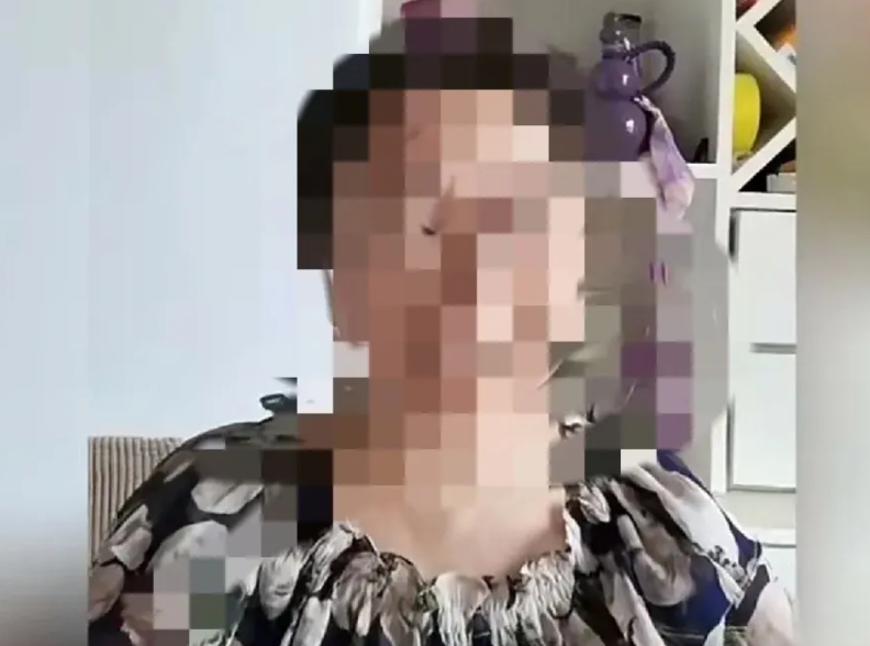 杜女士怒不可遏，直播指责四宝去景德镇卖瓷器，她认为姚家女儿等人到景德镇的行为是在