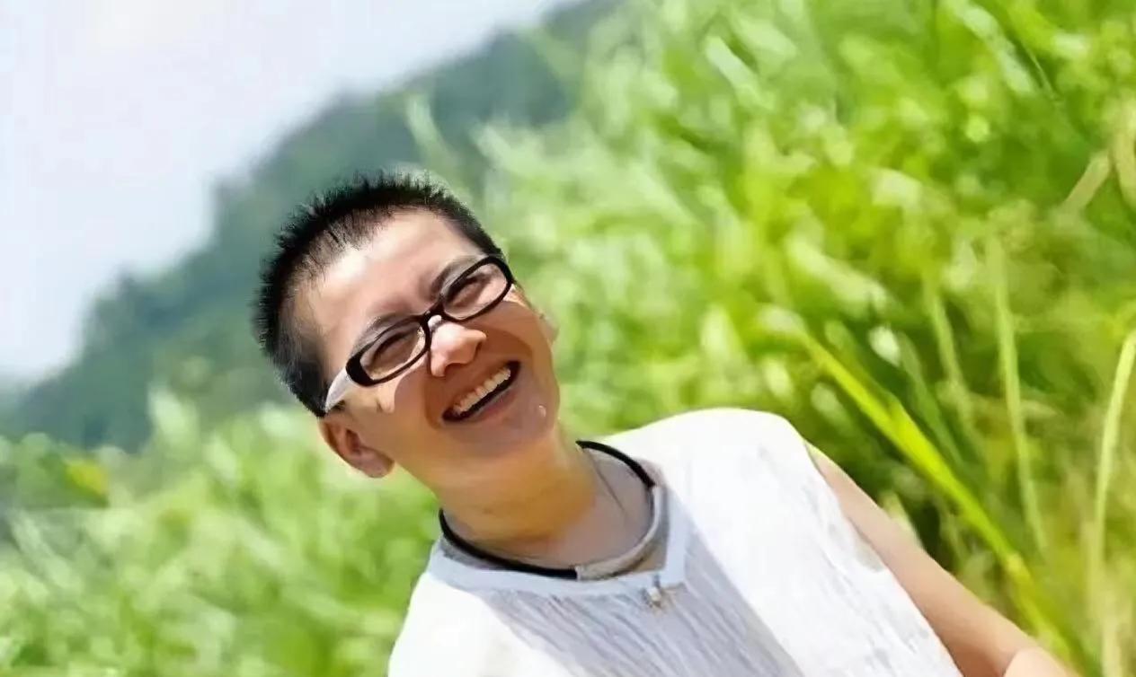 2005年，宁夏姑娘耿兰俊不顾父母反对，做了国内首例“女变男”的手术，当男性器官