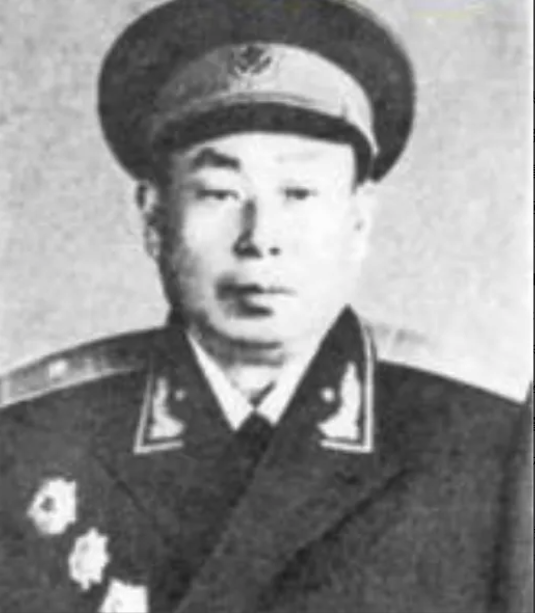 1939年，八路军大队长胡炳云得知，一百多名日军正在村口抢西瓜吃。胡炳云大怒：“