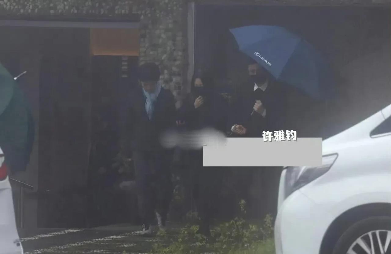 许雅钧对小s的感情，应该远不及小s对她吧？
小s送大s最后一程，哭到站不起来，许