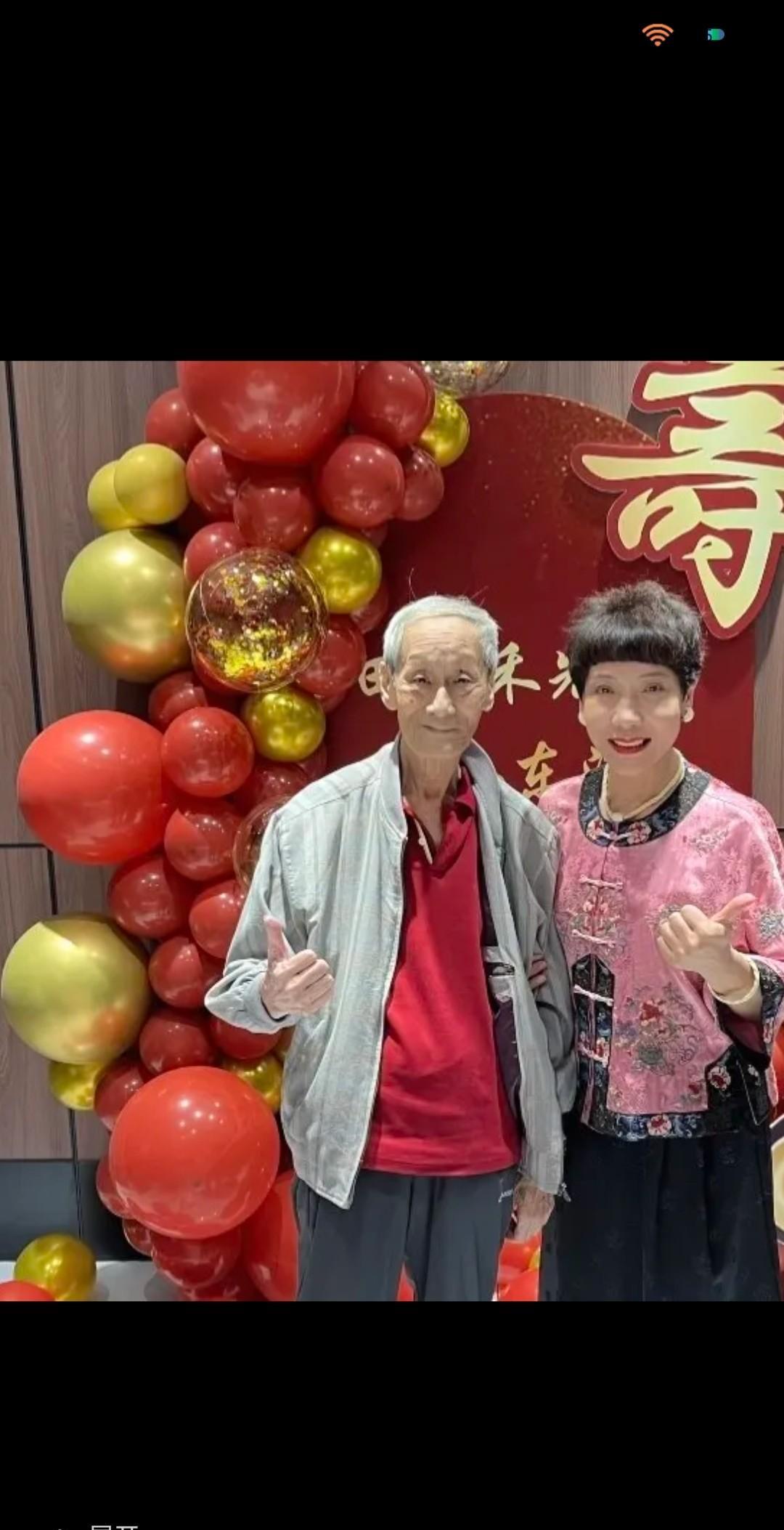 【相声演员，也开始值钱了】
八二年，我大学同班同学分配到天津的北方曲校教书，我们