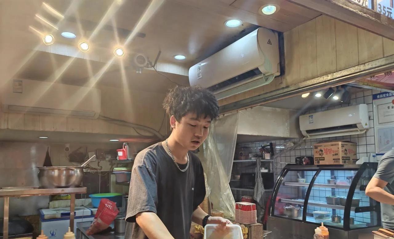 小小摊位 三台空调真的好舍得