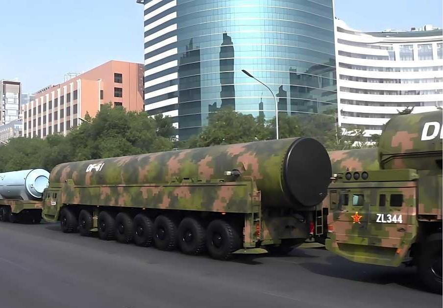 东风-61性能猜测：
1、射程2+万公里，可以从美国最薄弱的北部和南部突破美国弹
