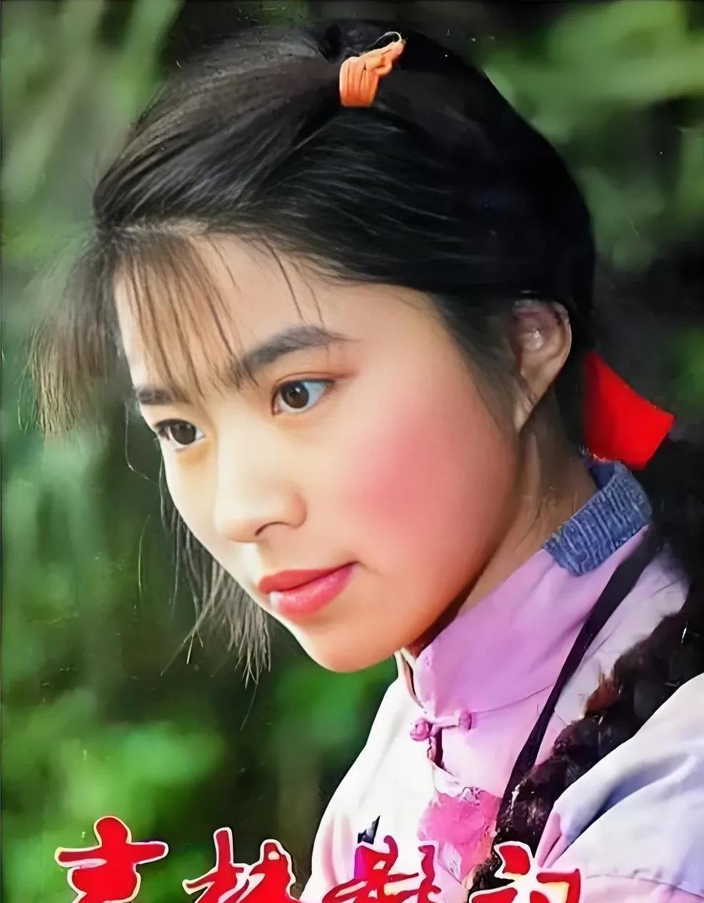 “大脚娘”年轻时可漂亮了。
在当下热播电视剧《生万物》中扮演“大脚娘”的迟蓬老师