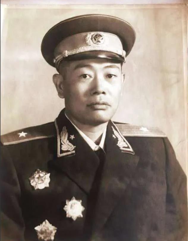 1955年，新中国首次授衔，毛主席看到了一个少将，突然想起了什么，立即叫住他，笑