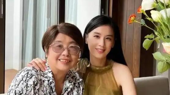 路人镜头才是“照妖镜”，看了黄圣依本人的照片，突然理解杨子了