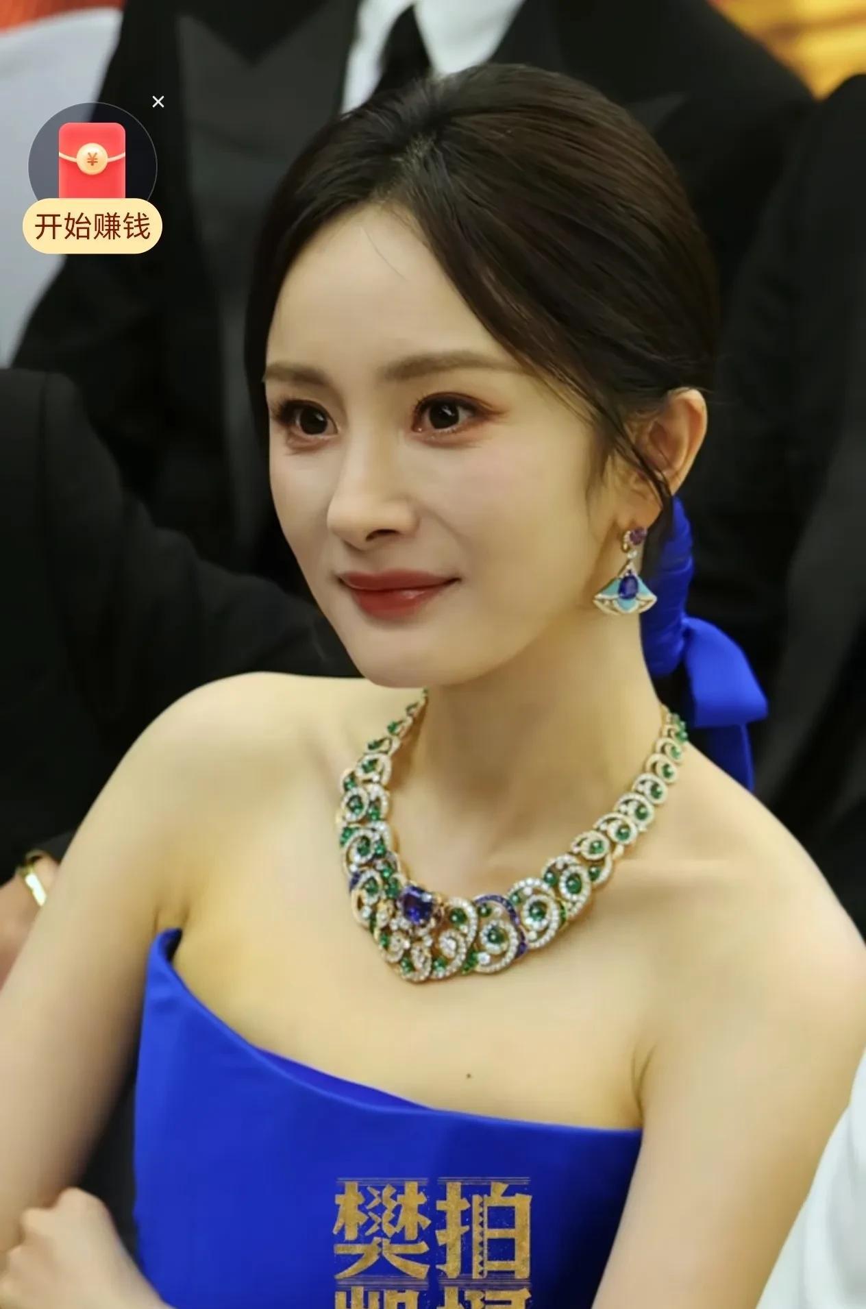 从青涩小花到娱乐圈前辈，杨幂用实力书写蜕变之路。如今她在上海国际电影节红毯上，举