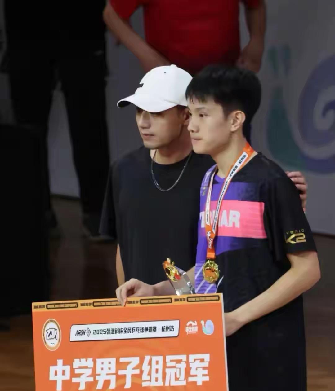 “张继科杯”中学组冠军黄友皓，是黄友政的亲弟弟，现年16岁右手握拍，争取进入国家