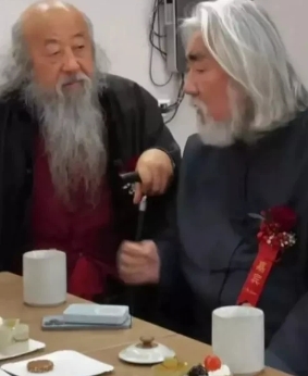 张纪中老先生与第三任妻子杜星霖的爱情故事，总是引人关注。尽管外界常以“爷孙恋”称