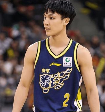 徐杰关键致胜球，广东男篮主场险胜深圳。CBA常规赛，广东男篮主场迎战深圳，这场比