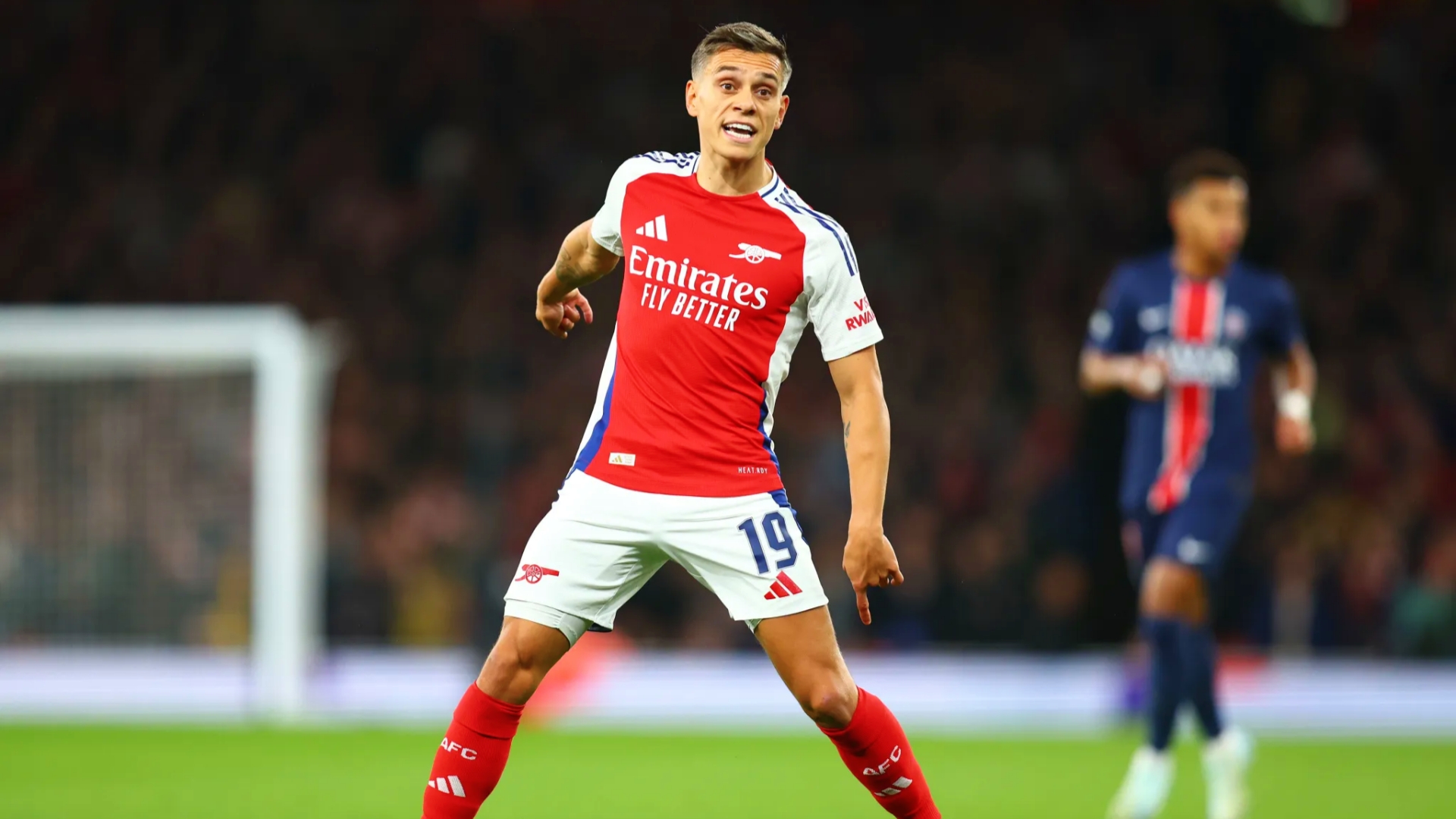 英媒报道，阿森纳欲加强左边锋位置，但需先出售球员以腾出空间。
布伦特福德、阿斯顿