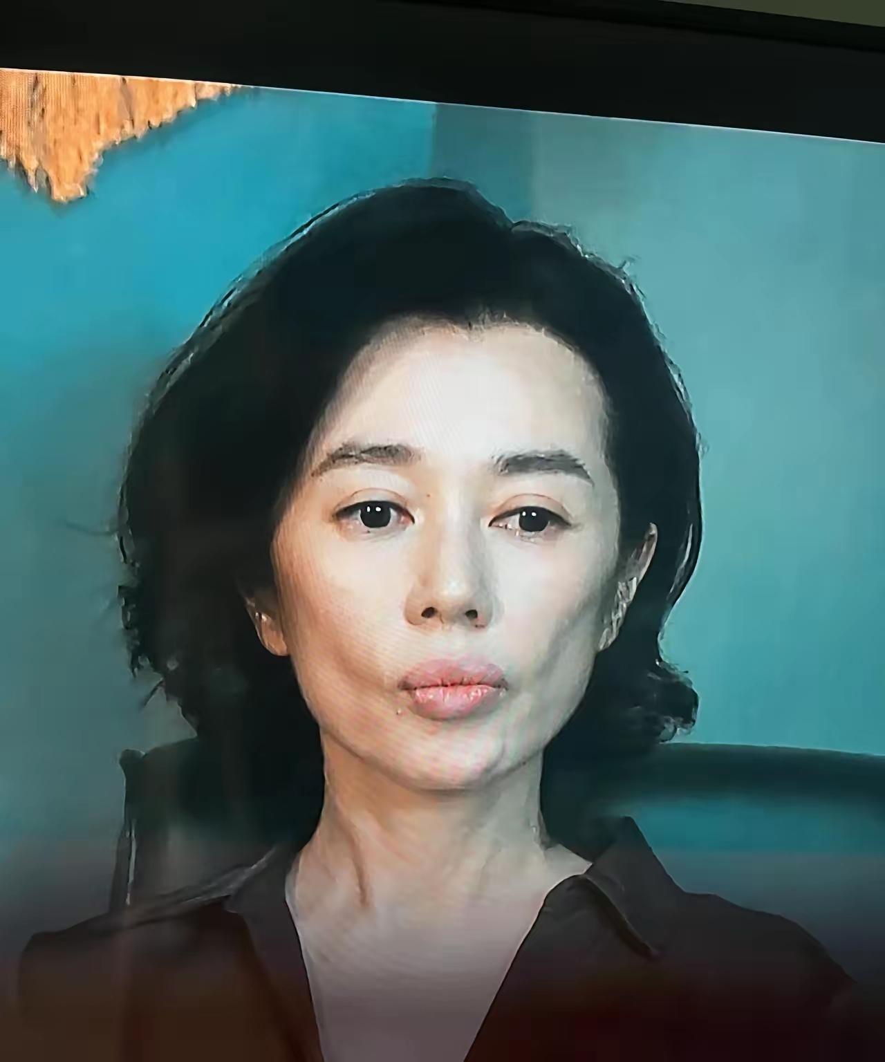 天呐，这女演员瘦的脸凹进去了，嘴也嘟起来了，都认不出来了，谁能认出她是谁？