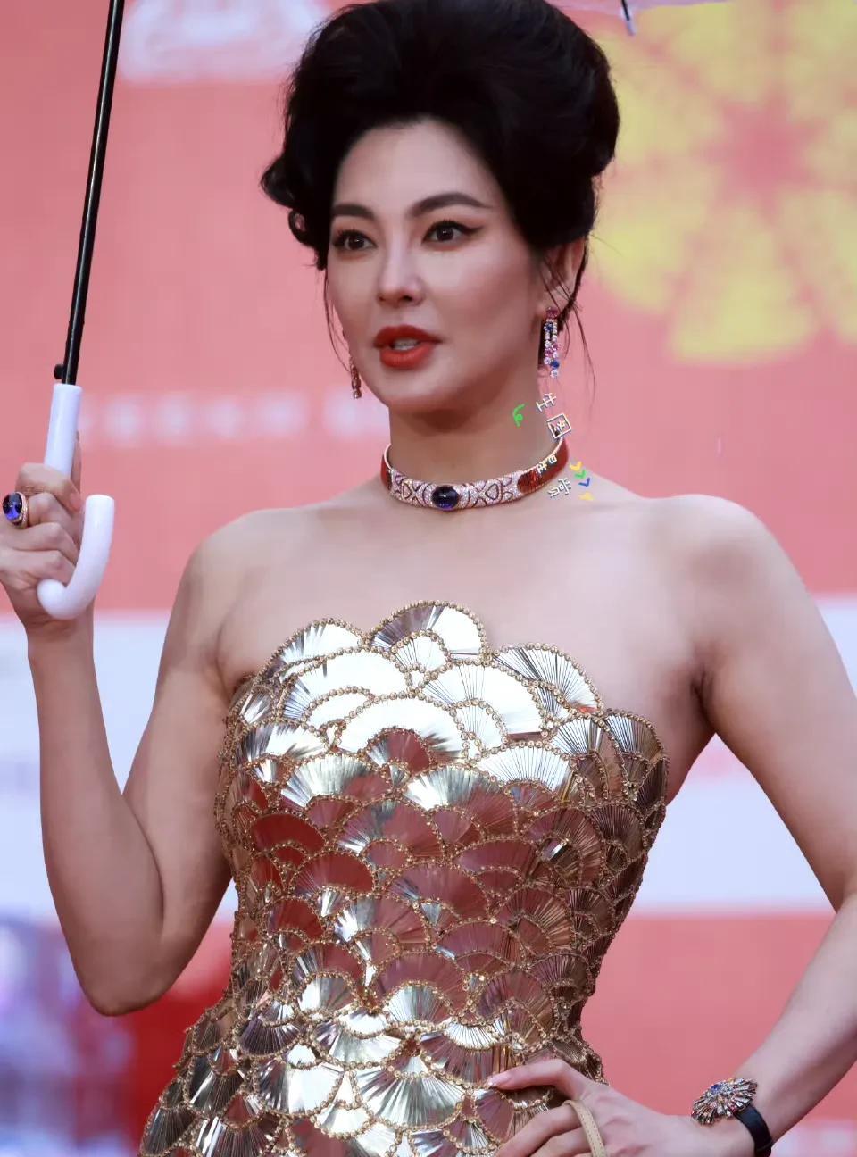 为什么说像大姨？自信点，她本来就是大姨了，而大姨也有丑的和美的，张雨绮是后者！