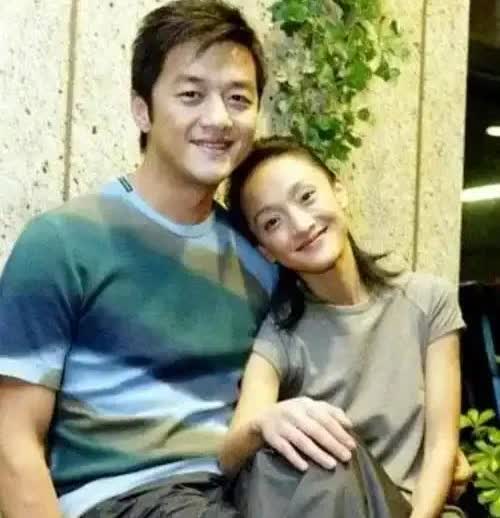 周迅和李亚鹏拍戏结缘，周迅非常喜欢李亚鹏……。
     在一次聚会中，李亚鹏