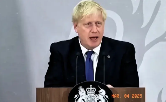 快讯！

约翰逊发声：当年劝乌克兰别发展核武时，英国和美国和俄罗斯可是三同胞一起