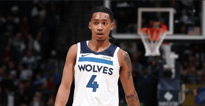 NBA夏季联赛，森林狼89-85击败太阳。赛后，森林狼球员罗伯特-迪林厄姆接受了
