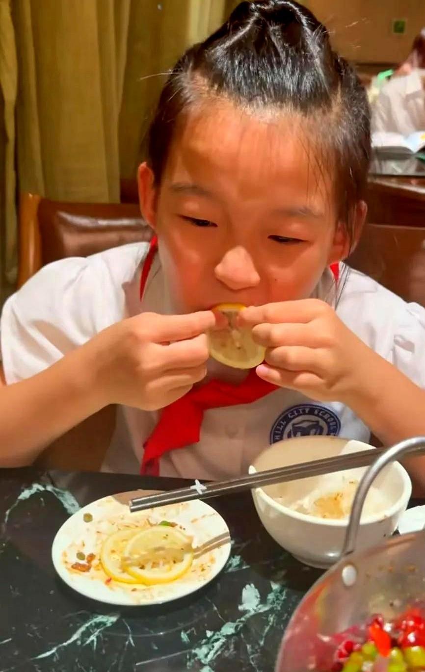 笑不活喽！
老谢发视频，带两个妹妹吃饭，然后看到评论区有个评论把我笑到了哈，她说