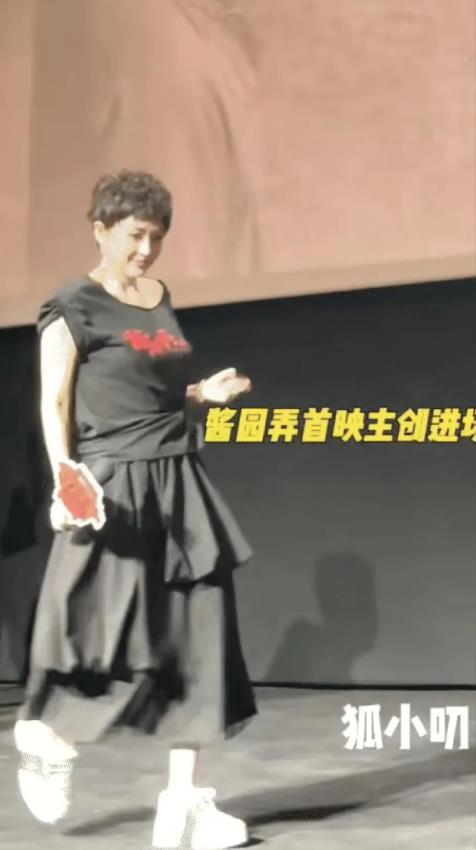 居然有这么一天，章子怡的仪态输给了杨幂
她怎么这么走路呢，看起来好显年龄，而且这