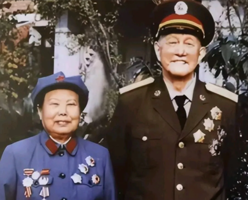 1936年，洪学智看上了女兵张文，张文却嫌弃他满脸麻子，就在这时，张文的二哥说什