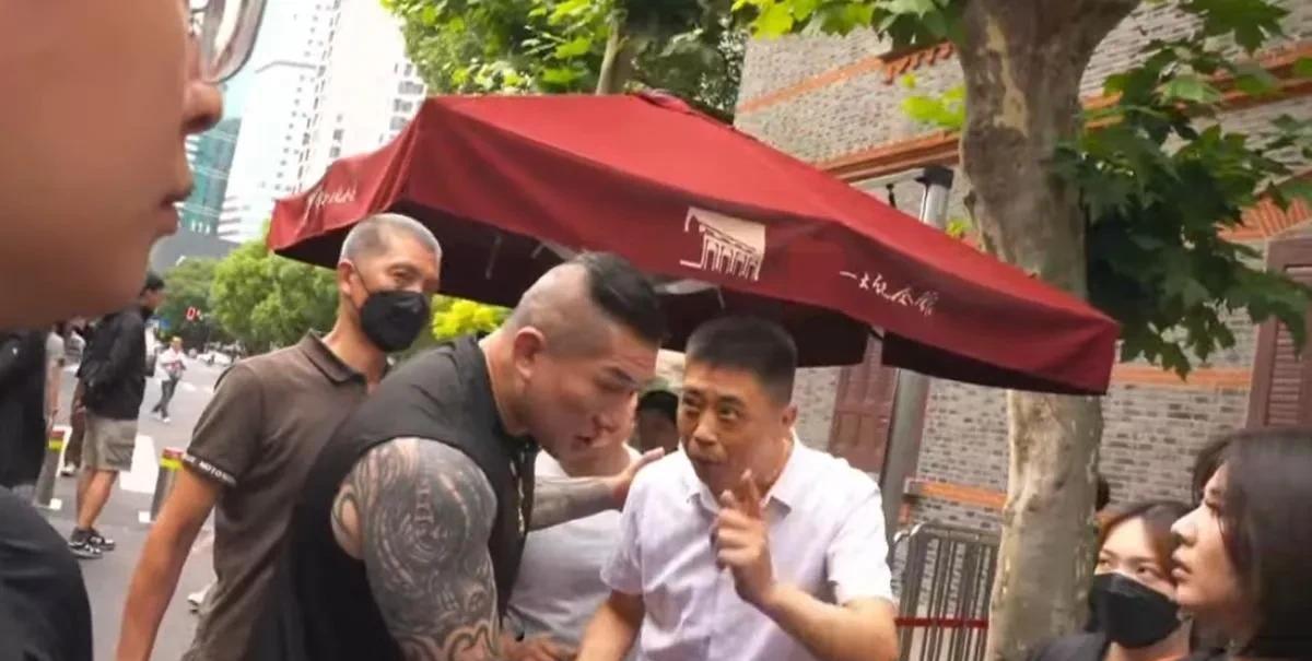 台网红“馆长”也认怂
没想到外表看似硬汉的网红“馆长”也有怂的时候，“馆长”在上