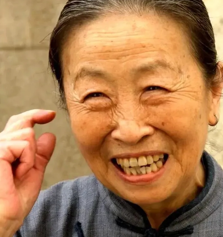 婆婆就在医院里专等着，等着小姑妹从大上海回来，然后从市医院将她这尊大佛送回老家。