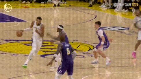 力保文班？雷迪克挑战文班4犯被拒，湖人众将暴怒。
这球机会不大，八村垒侧身移动中