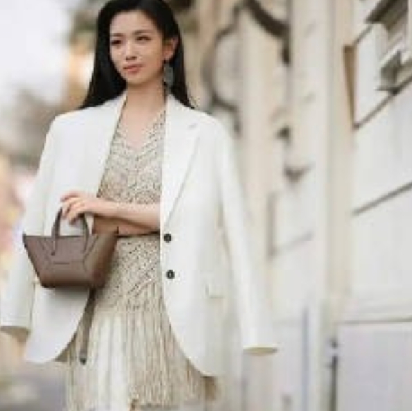 在娱乐圈的新生代小花中，代露娃的形象特质引发了不少讨论。有人好奇，代露娃是不是9