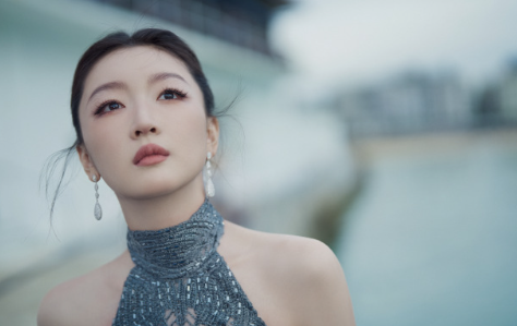 周冬雨的河边礼服妆造，超nice的！