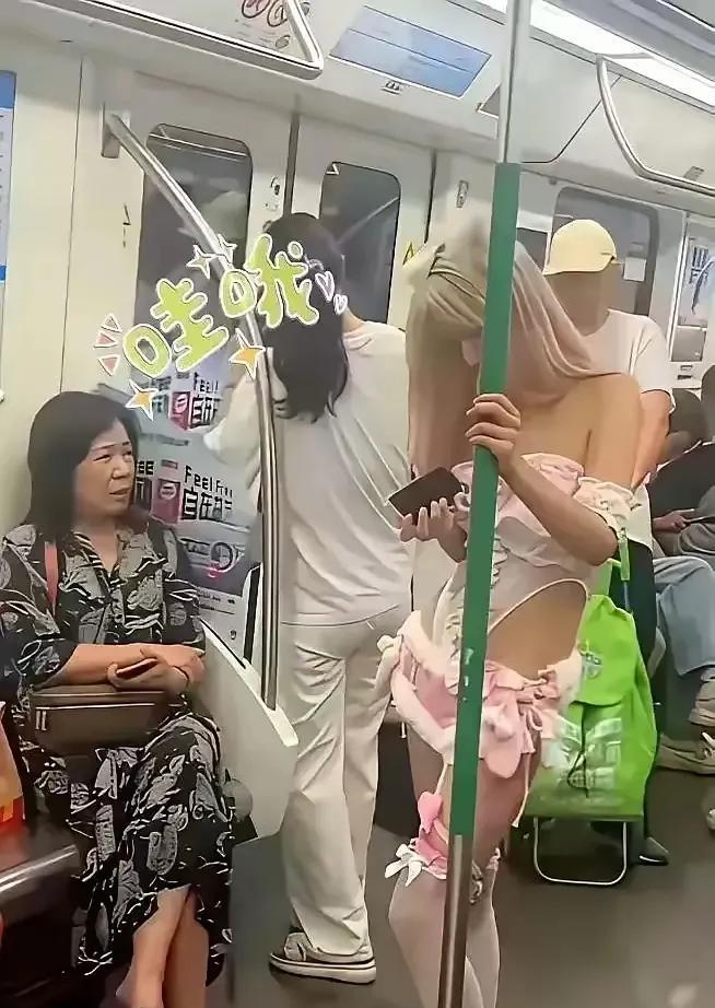 《规定》
地铁应该有规定
穿戴过露不准乘
文明良俗要遵守
…………？
抛砖引玉：