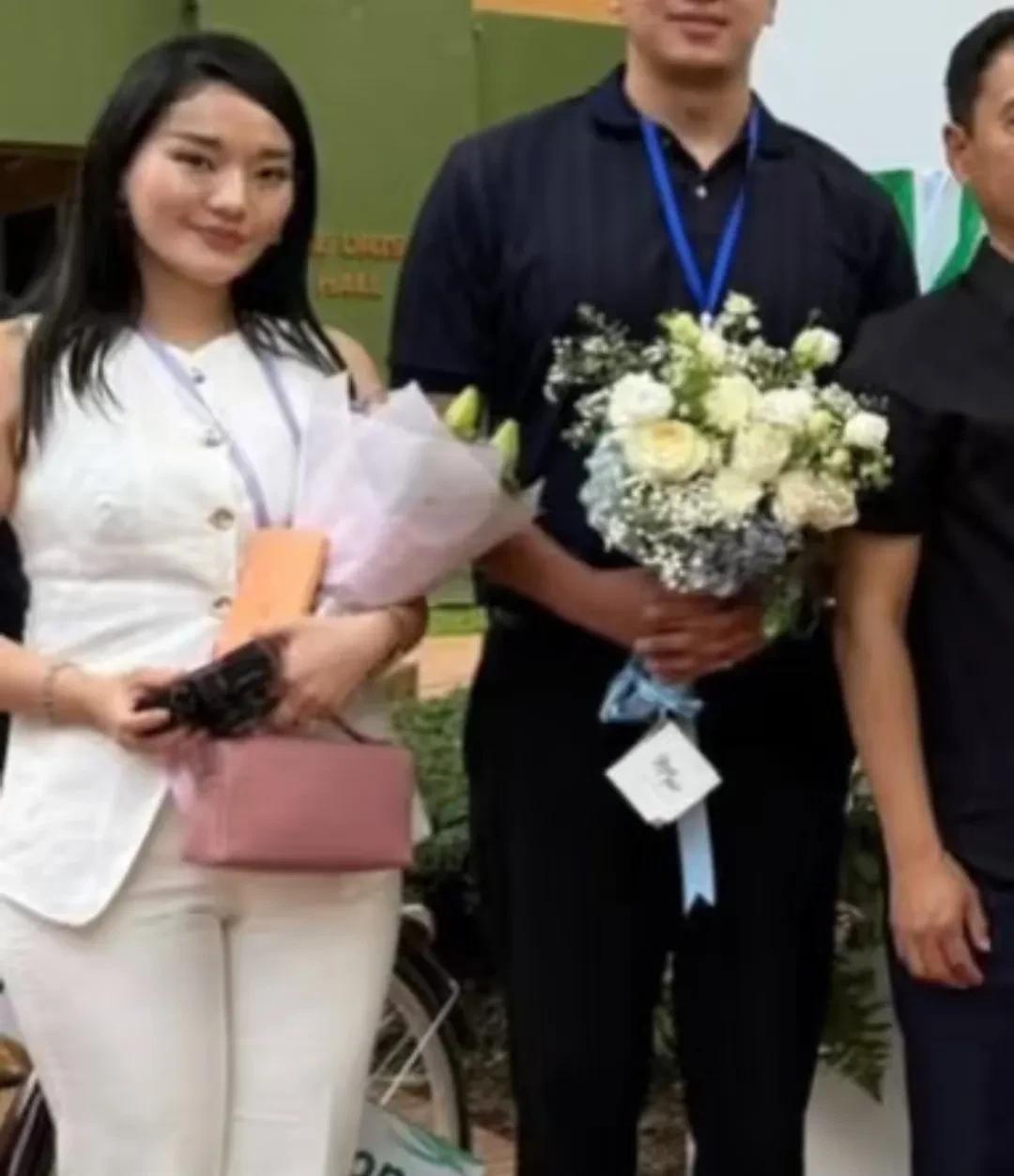 来瞅瞅不丹王后的亲妹妹
这两天不丹王室没什么大事，就是佩玛私下有几个小公务（p3