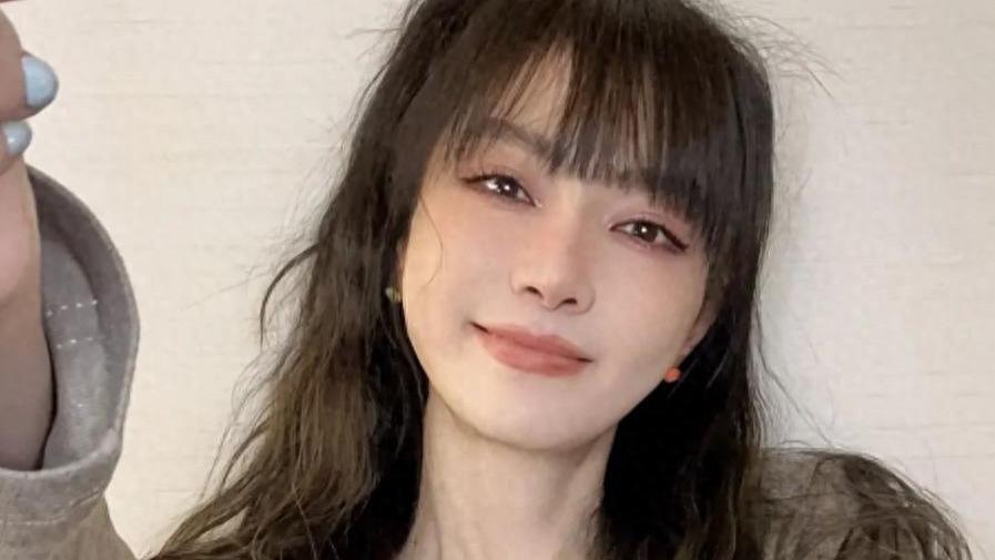 她比刘晓庆更狠！不认生父，儿子身世成谜，51岁活成“少女”