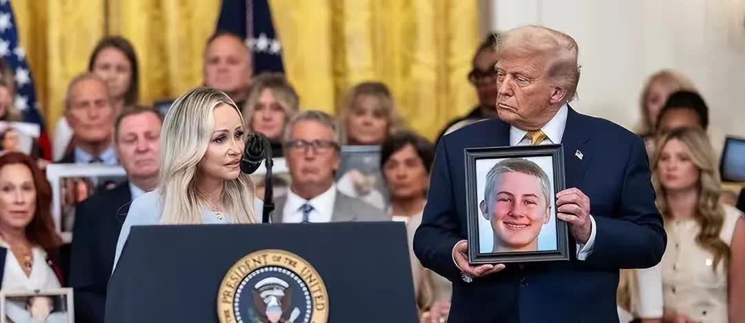 特朗普举着孩子照片，对哭泣的母亲承诺：我相信中国会执行死刑的
当地7月16日，