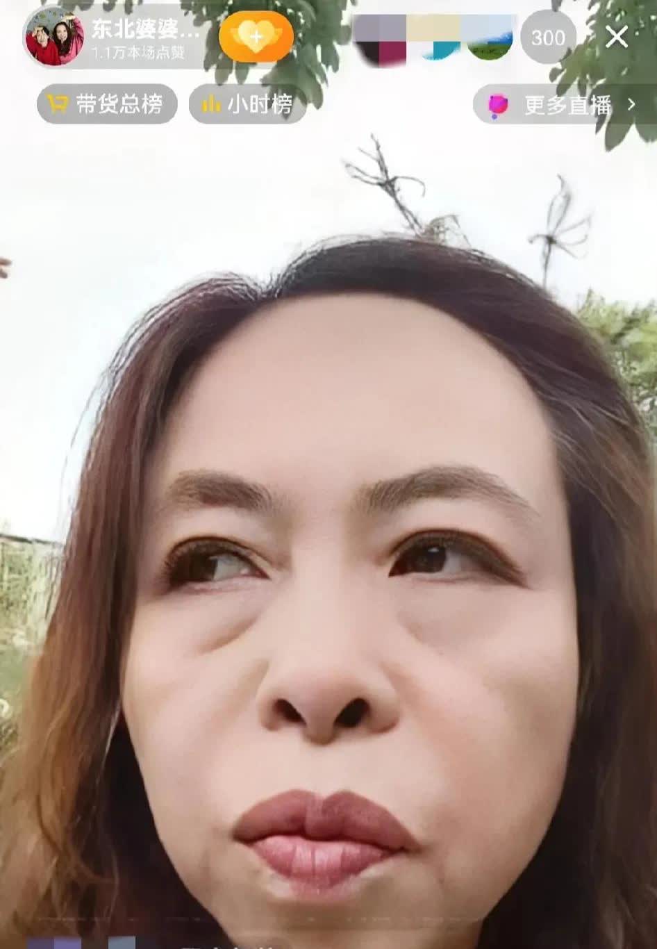 大中午的这个火遍全网的儿媳妇，坐在公园的草地上直播。儿媳妇说主要任务是卖货，请家