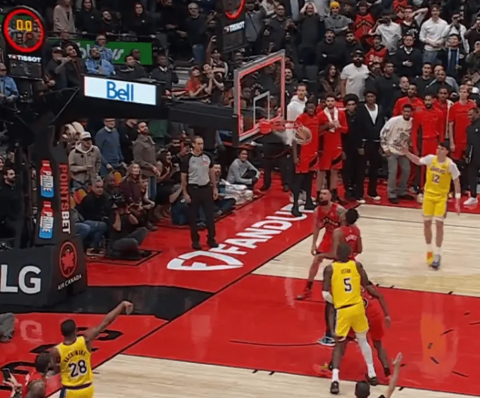 NBA常规赛，湖人123-120战胜猛龙。
比赛最后时刻，八村垒接詹姆斯助攻投进