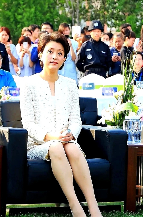 你还记得当年那位在央视舞台上光芒四射的主持人吗？

时光飞逝，如今他已经57岁了