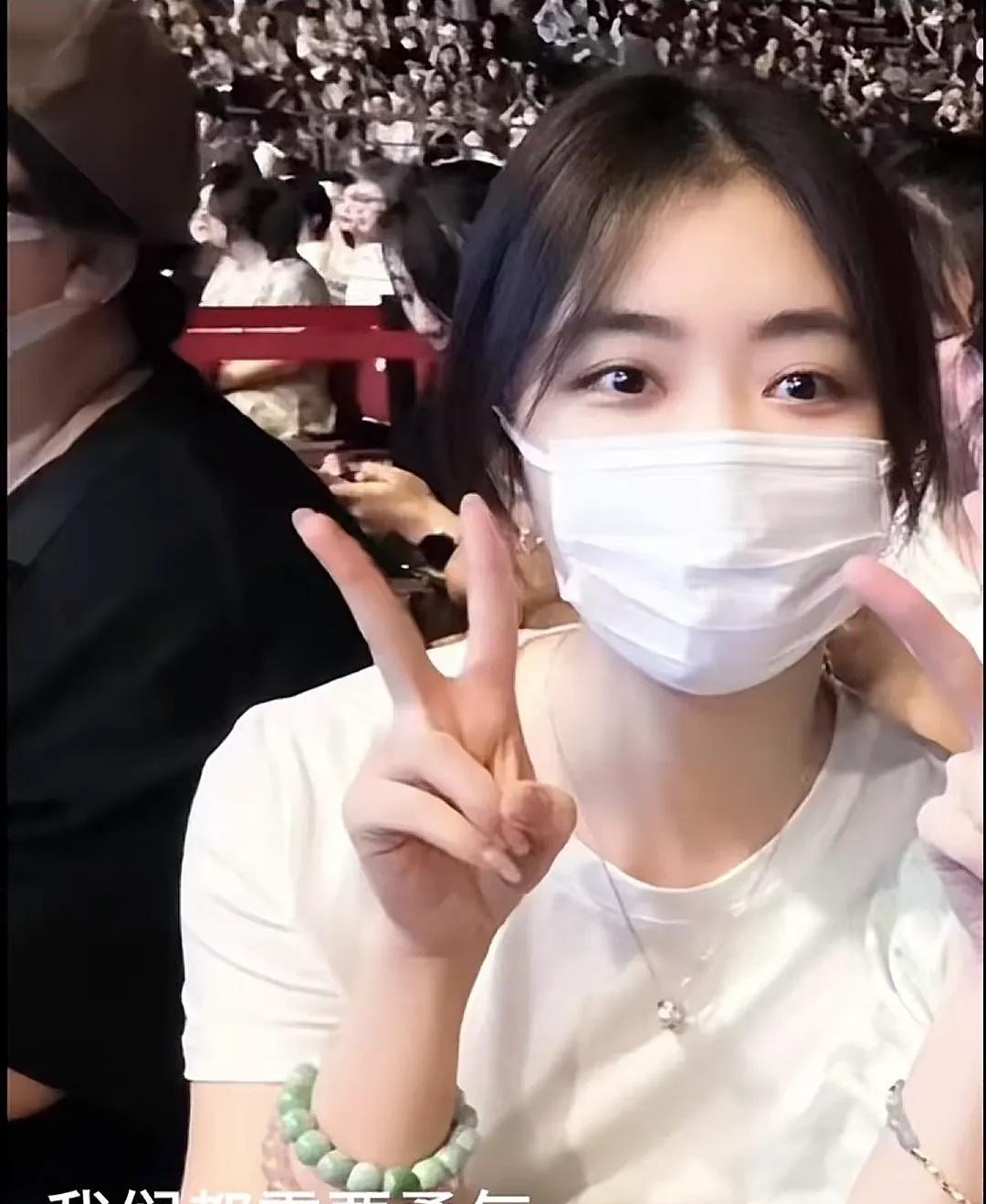 在我的眼里，内娱找不到第二个这么漂亮的眼睛，亮晶晶不说，还泛着光彩，还永远是清澈