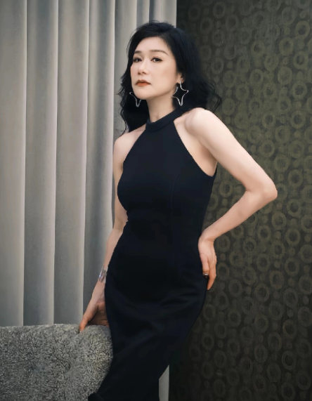 张慧仪真是风情万种的万妖女王，她永远最美，都最好体态。