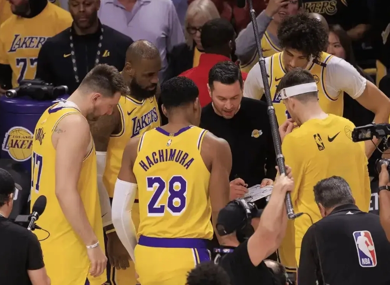 湖人现在最大的问题是进攻，而不是防守。包括输给凯尔特人，虽然暴露了很大的防守问题