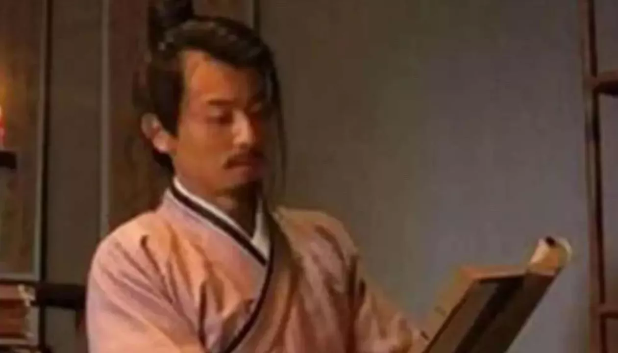 公元1553年，杨继盛触怒嘉靖，被打残后投入诏狱。当晚，狱卒持刀查房，却听见牢房