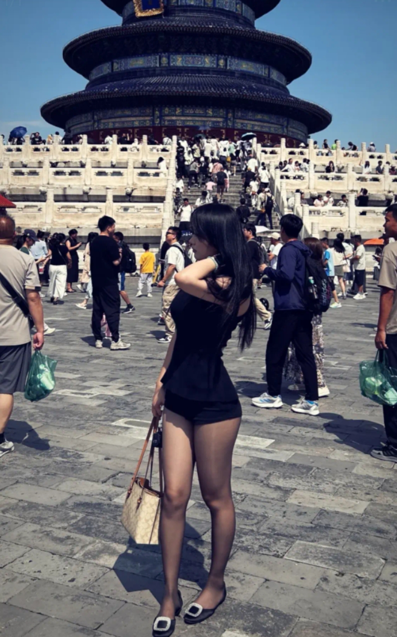 哪个高手能把背后的人P掉