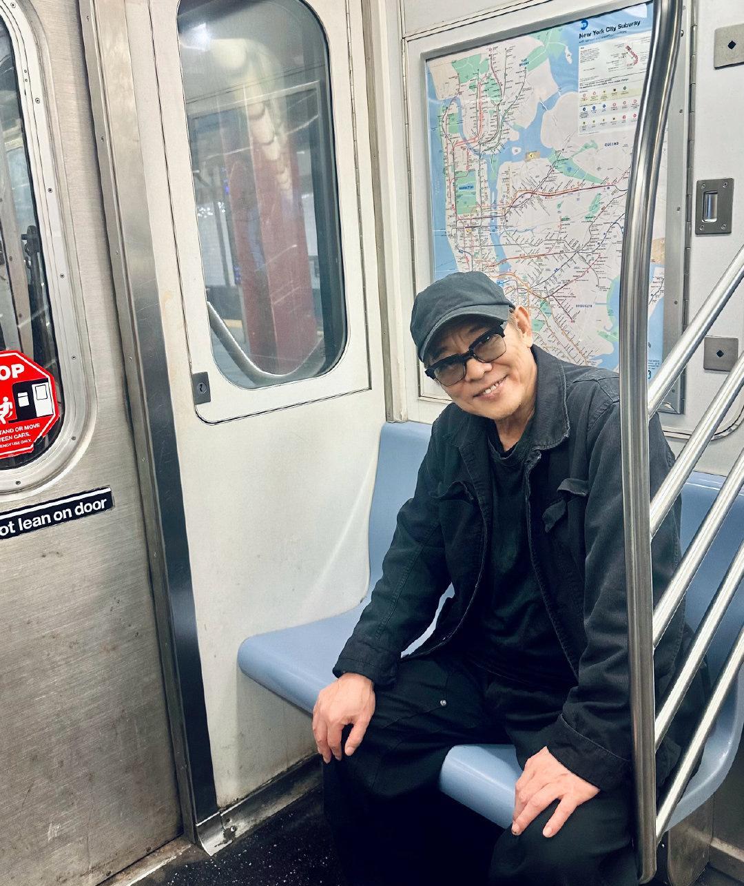 女儿陪我去坐地铁、逛中央公园，饿了吃个热狗，偷闲了半天，我心里想，这种普通的日子