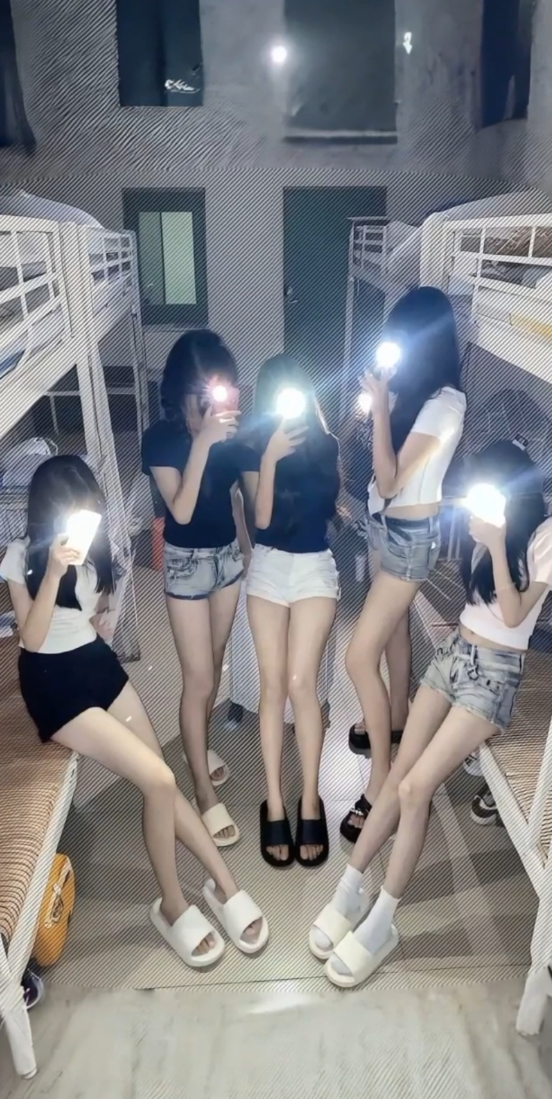给舍友们拍个宿舍女团[doge][doge][doge]